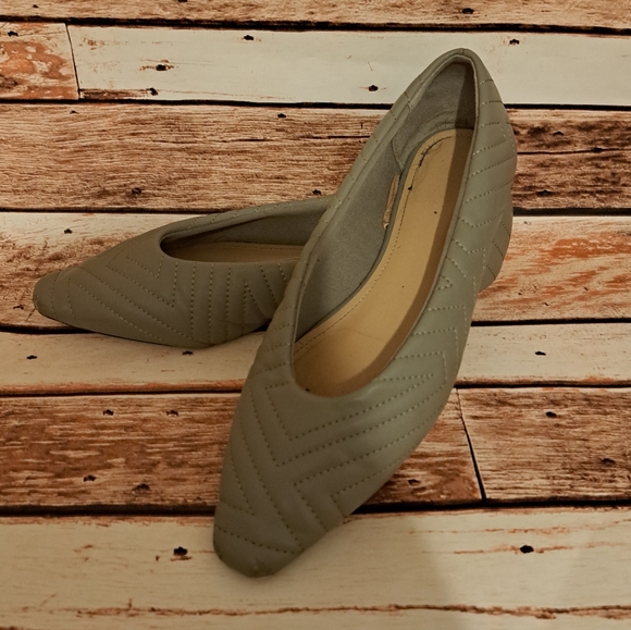 H&M sage green quilted flats - Picture 2 of 8
